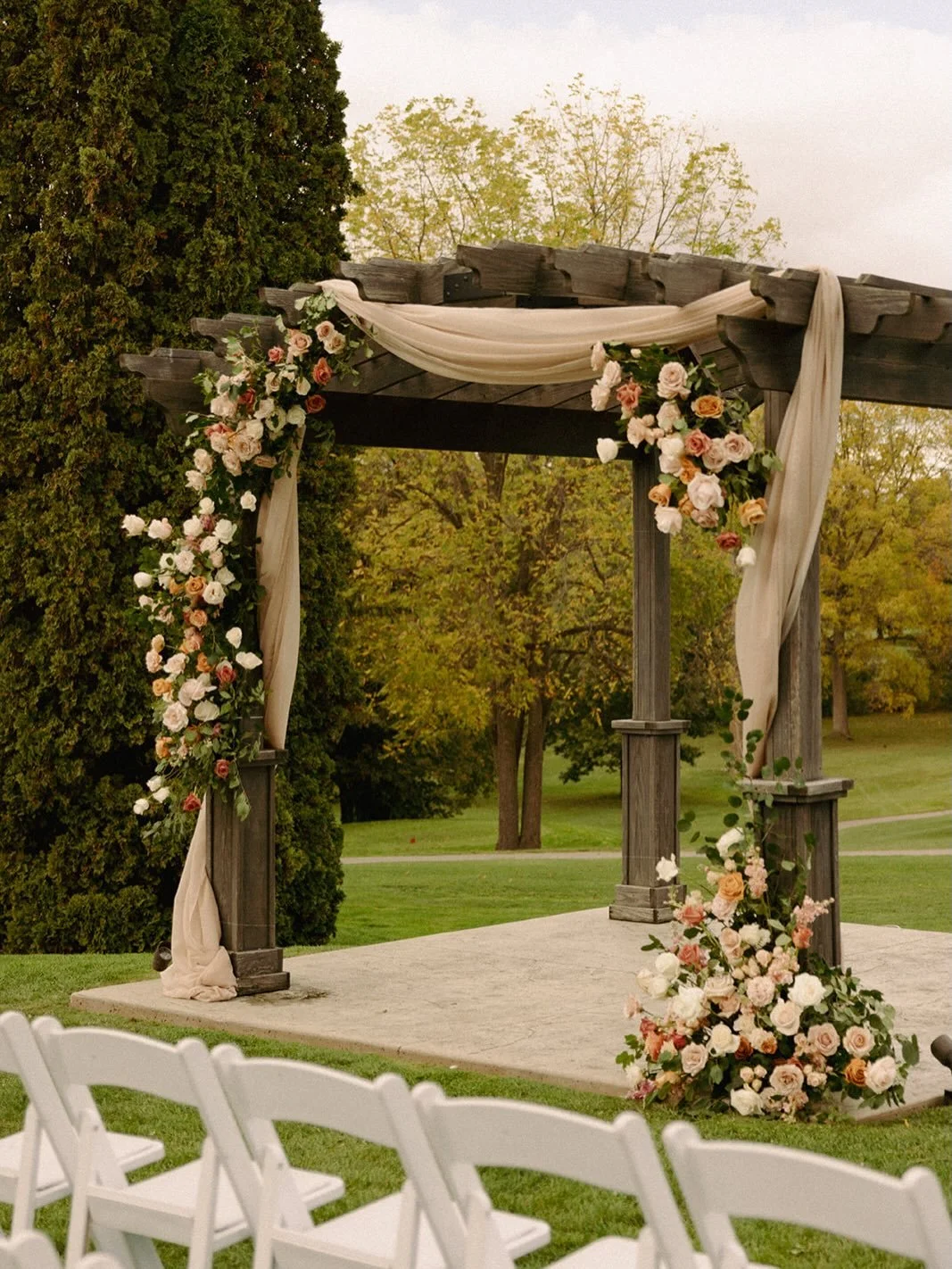 Say you love florals without saying you love florals 🌸💕

Floral Design @ap.floral
Photography @mariadenommephotos

#weddingflowers #weddingdesign #floralarch #outdoorceremony #weddinginspiration