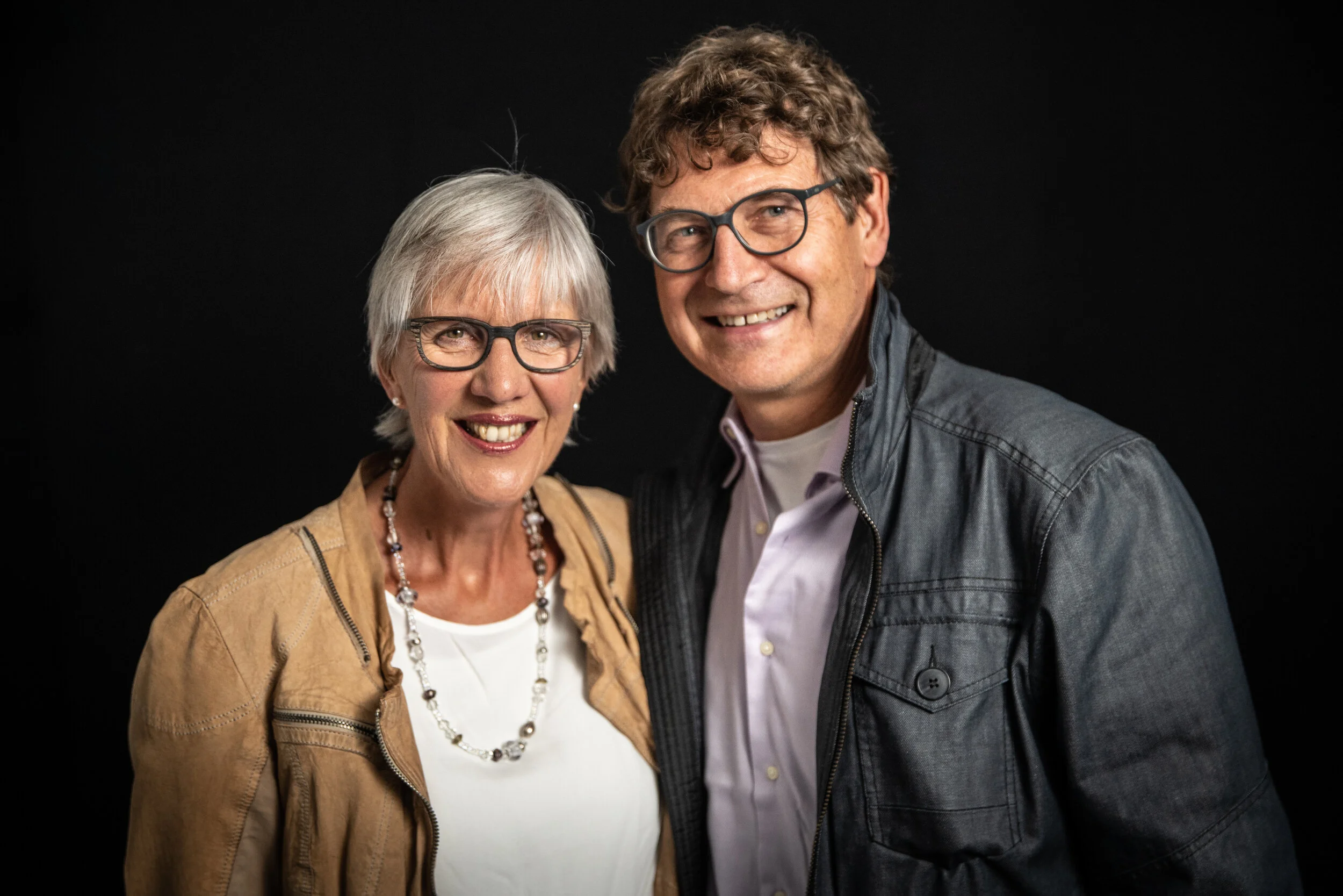 Christa & Dr. med. Wilf GasserSeit 1983 verheiratet. Drei erwachsene Kinder. 8 Enkel. Wohnen in einer kleinen Gemeinschaft in der Nähe Berns.