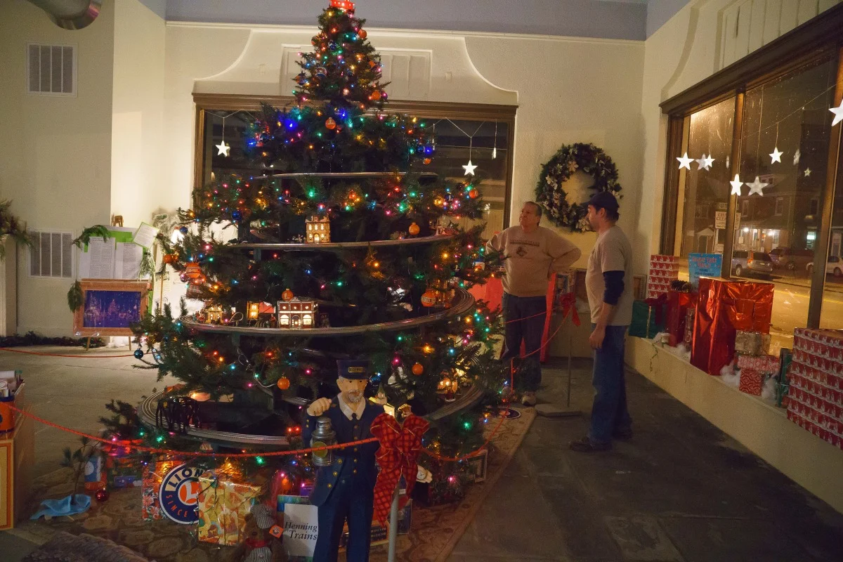 2014 henning's train tree-dsc02015.jpg