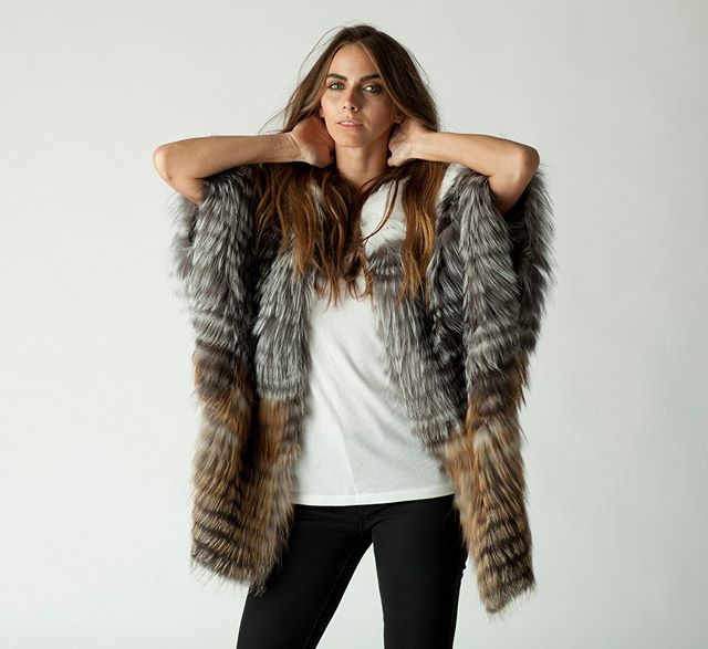 This fur vest is perfect for fall weather. Comfy, cozy, and couture. ⁠
⁠
⁠
⁠
⁠
⁠
⁠
#styleexpo #styleexpophotography #styleexpola #styleexpony #studiomodel #studiomodels #photographymodels #photographymodel #photomodels #photomodeling #photomodelling 
