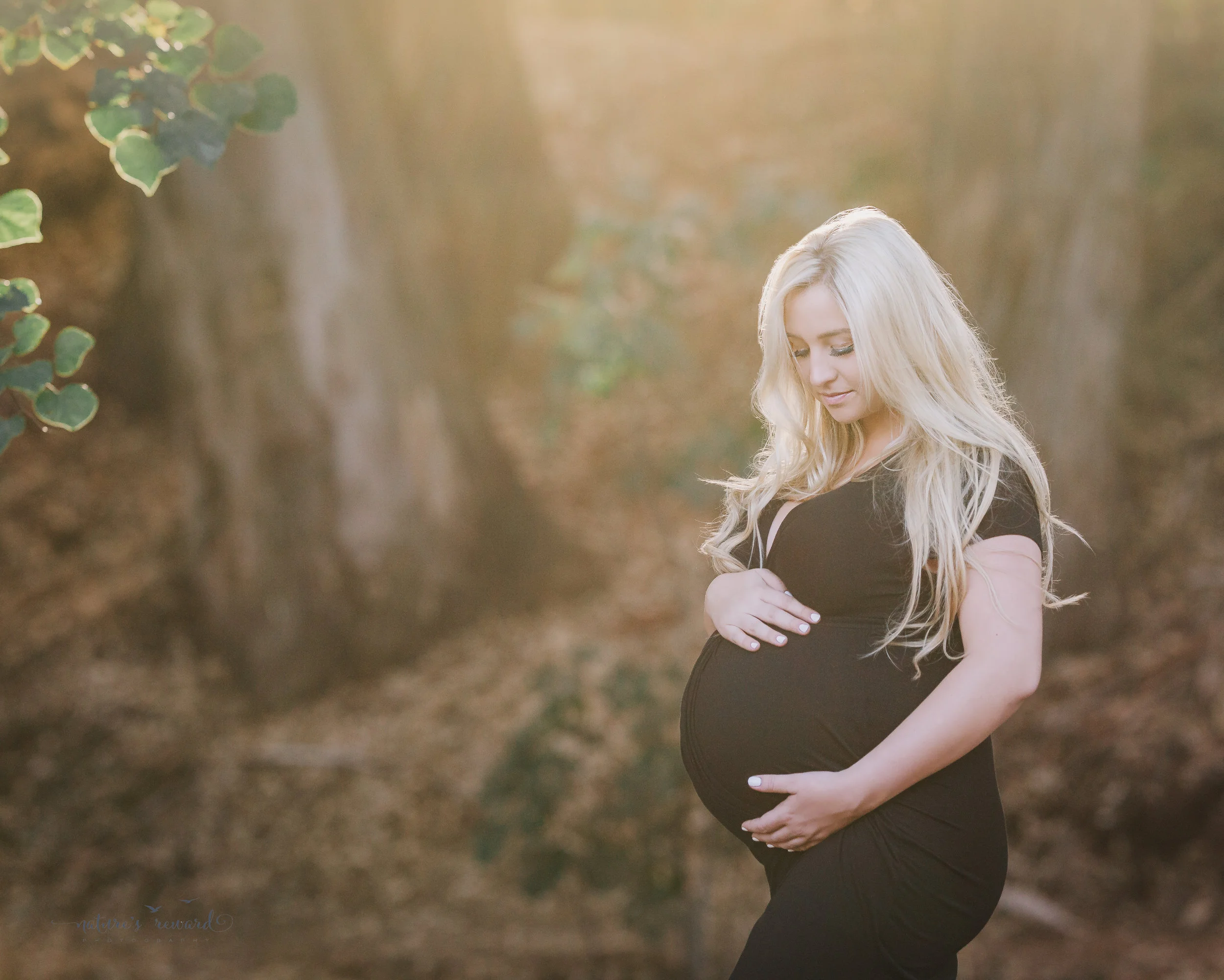 golden light flare during this stunning maternity session