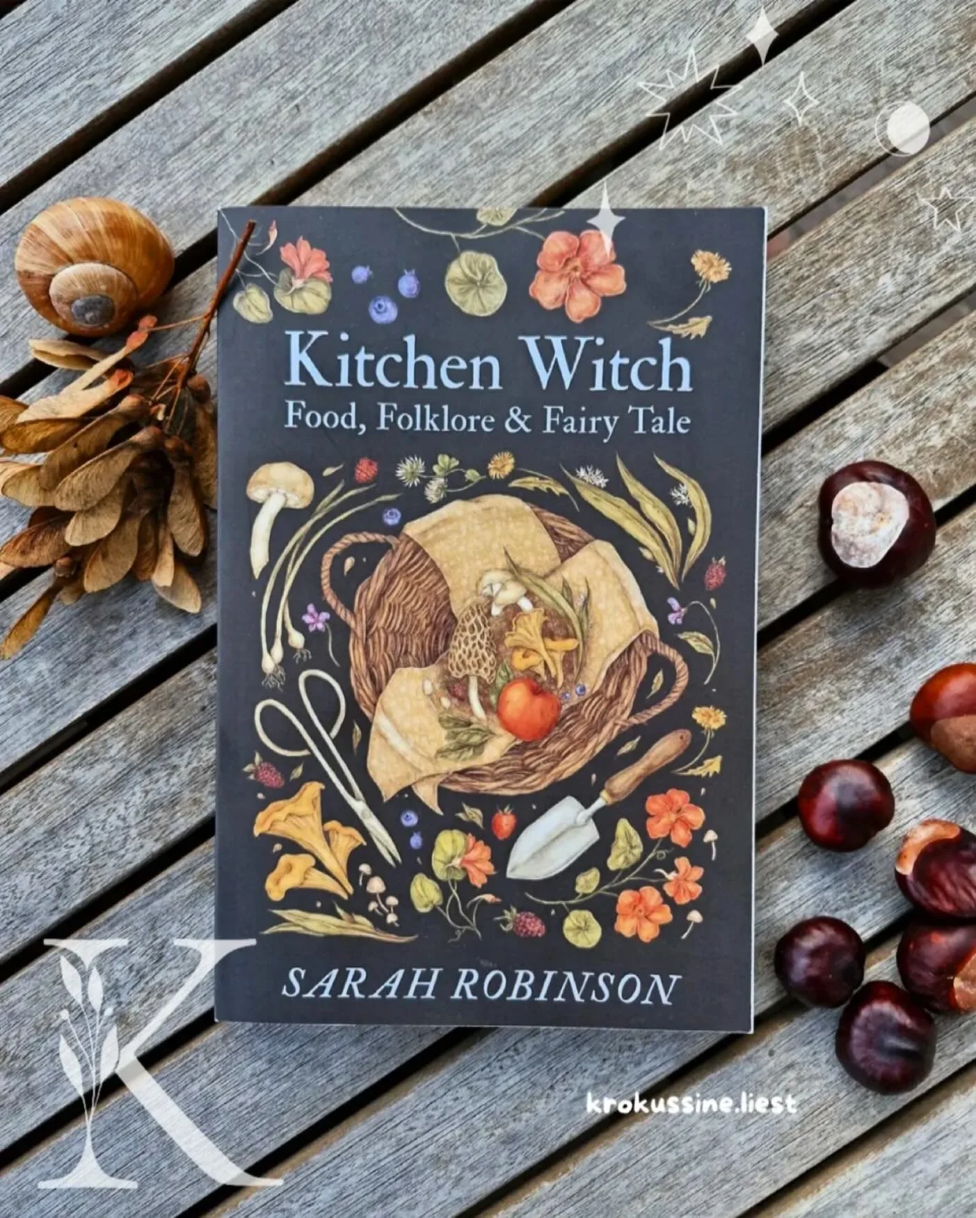&ldquo;Within the kitchen is a world of everyday magic&rdquo; 
Kitchen Witch: Food, Folklore &amp; Fairy Tale Thankyou to @krokussine.liest for the beautiful pic!
🎄🍭🍇🍄&zwj;🟫🫐🕯️✨
#kitchenwitchfoodfolklorefairytale 
#kitchenwitch 
#kitchenwitche