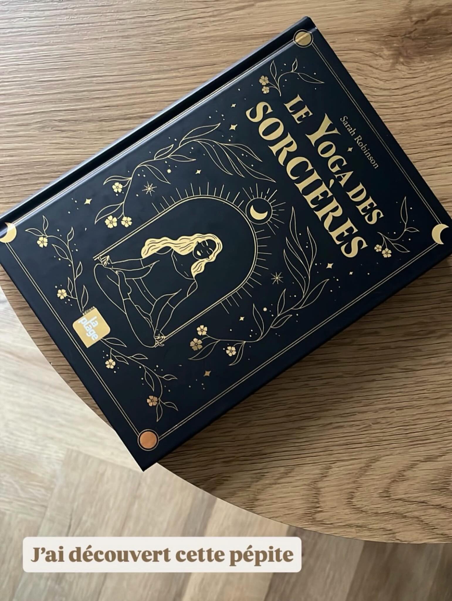 Thankyou to @chloe.faceyoga for this very beautiful pic of the very beautiful French translation of Yoga for Witches! And for introducing me to the wonderful French word pepite which means nugget! 
🧙🧘&zwj;♀️✨
@lelotusetlelephant @editionslaplage #y