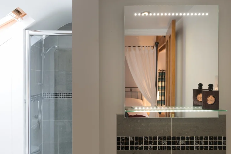 Rm 4 Bath 3.jpg