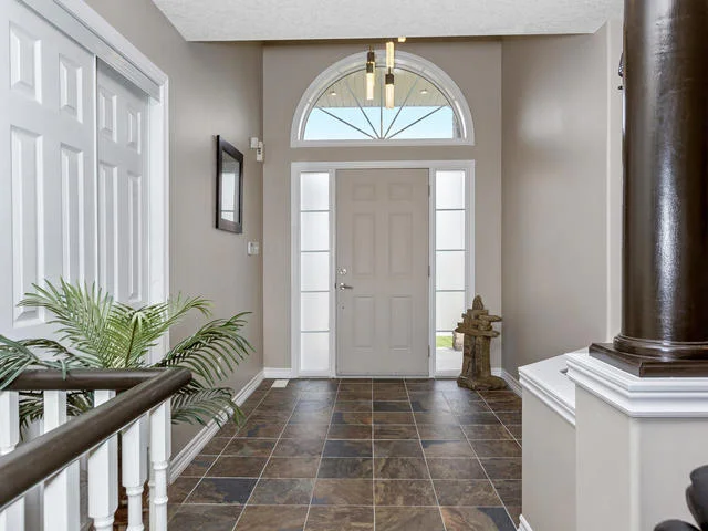 81 Soverigns Gate Barrie ON-MLS_Size-004-7-Entryway-640x480-72dpi.jpg