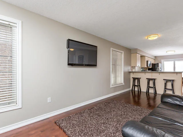 81 Soverigns Gate Barrie ON-MLS_Size-005-2-Living Room-640x480-72dpi.jpg