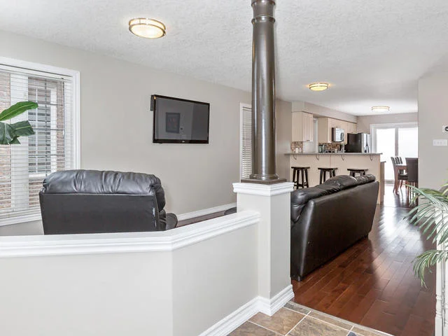 81 Soverigns Gate Barrie ON-MLS_Size-006-1-Living Room-640x480-72dpi.jpg