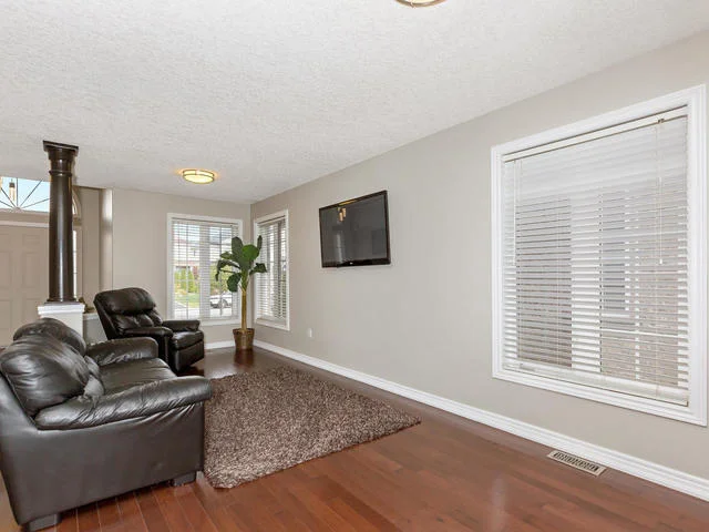 81 Soverigns Gate Barrie ON-MLS_Size-007-11-Living Room-640x480-72dpi.jpg