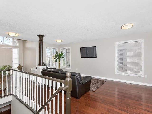 81 Soverigns Gate Barrie ON-MLS_Size-008-10-Living Room-640x480-72dpi.jpg