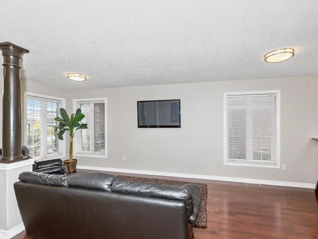 81 Soverigns Gate Barrie ON-MLS_Size-009-8-Living Room-640x480-72dpi.jpg