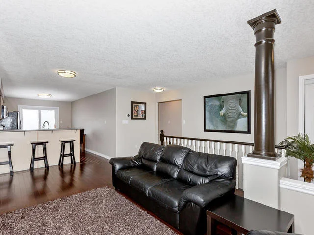 81 Soverigns Gate Barrie ON-MLS_Size-010-3-Living Room-640x480-72dpi.jpg