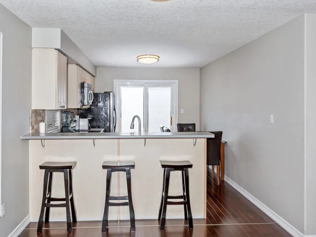 81 Soverigns Gate Barrie ON-MLS_Size-011-6-Kitchen-640x480-72dpi.jpg