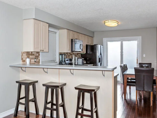 81 Soverigns Gate Barrie ON-MLS_Size-012-24-Kitchen-640x480-72dpi.jpg