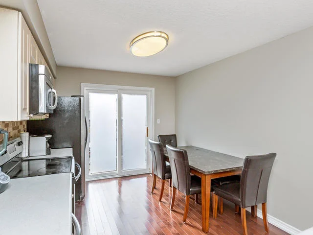 81 Soverigns Gate Barrie ON-MLS_Size-014-4-Kitchen-640x480-72dpi.jpg