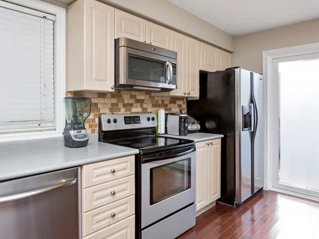 81 Soverigns Gate Barrie ON-MLS_Size-015-19-Kitchen-640x480-72dpi.jpg