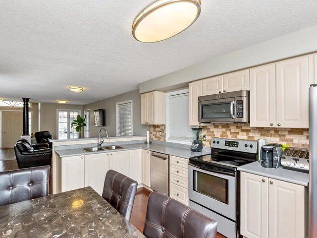 81 Soverigns Gate Barrie ON-MLS_Size-016-18-Kitchen-640x480-72dpi.jpg