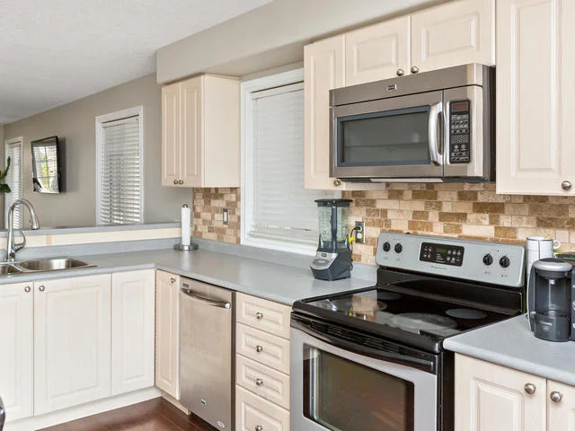 81 Soverigns Gate Barrie ON-MLS_Size-017-14-Kitchen-640x480-72dpi.jpg