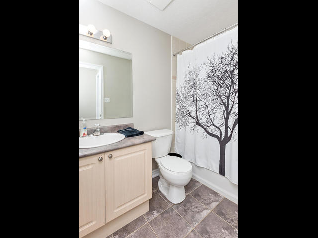 81 Soverigns Gate Barrie ON-MLS_Size-018-9-Bathroom-640x480-72dpi.jpg