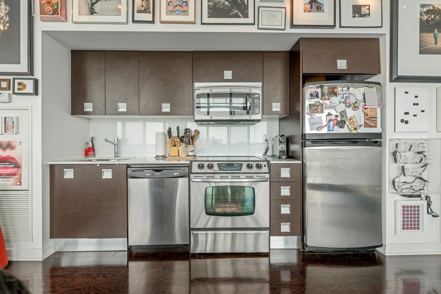 33 Charles St East Suite 4008-large-012-12-Kitchen-1499x1000-72dpi.jpg