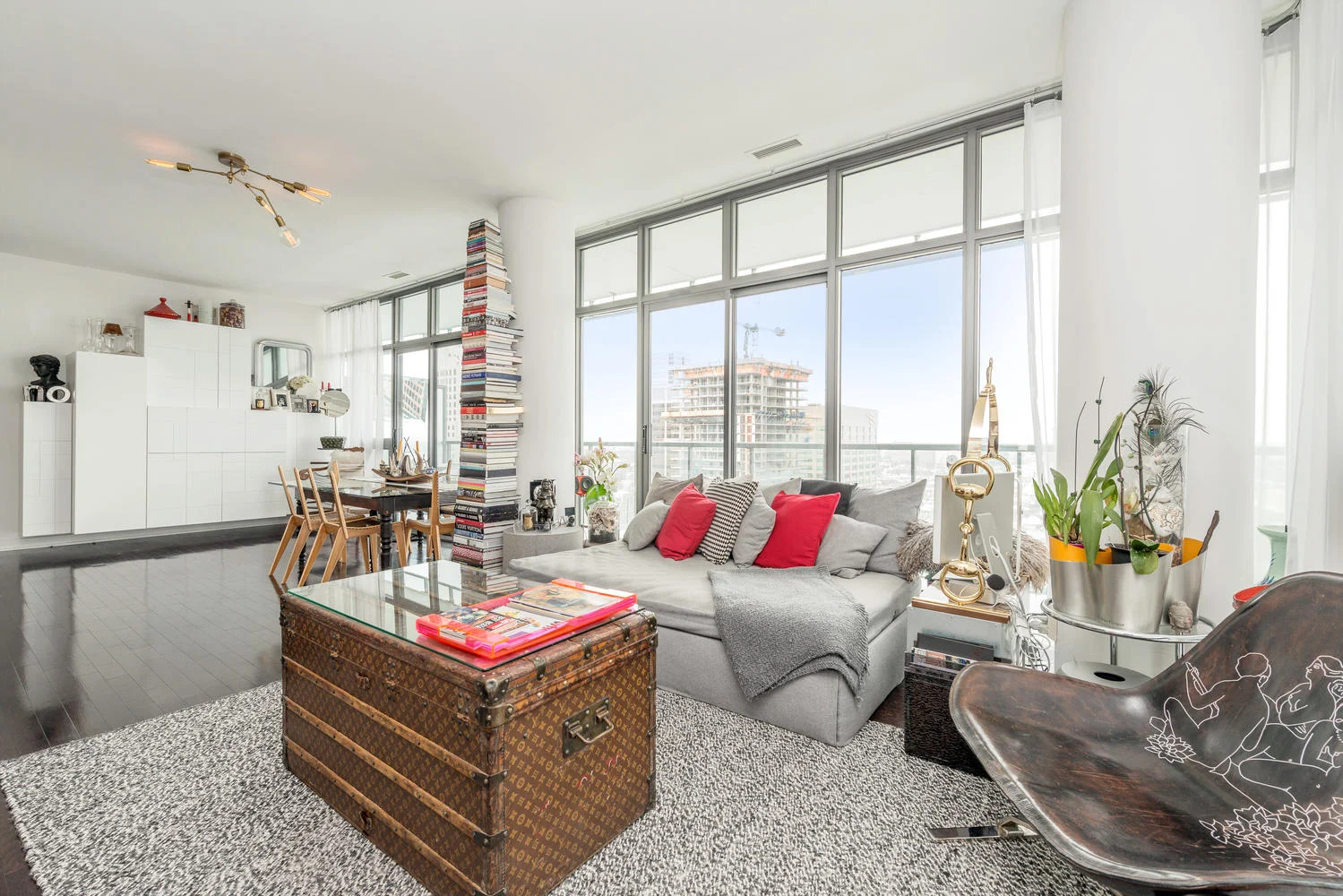 33 Charles St East Suite 4008-large-008-8-Living Room-1499x1000-72dpi.jpg