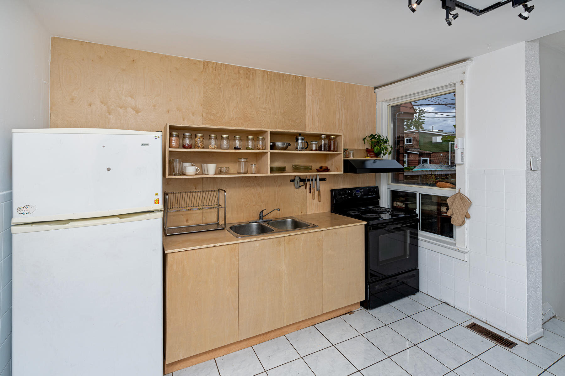 164 Essex Street Toronto ON-016-010-Kitchen-MLS_Size.jpg