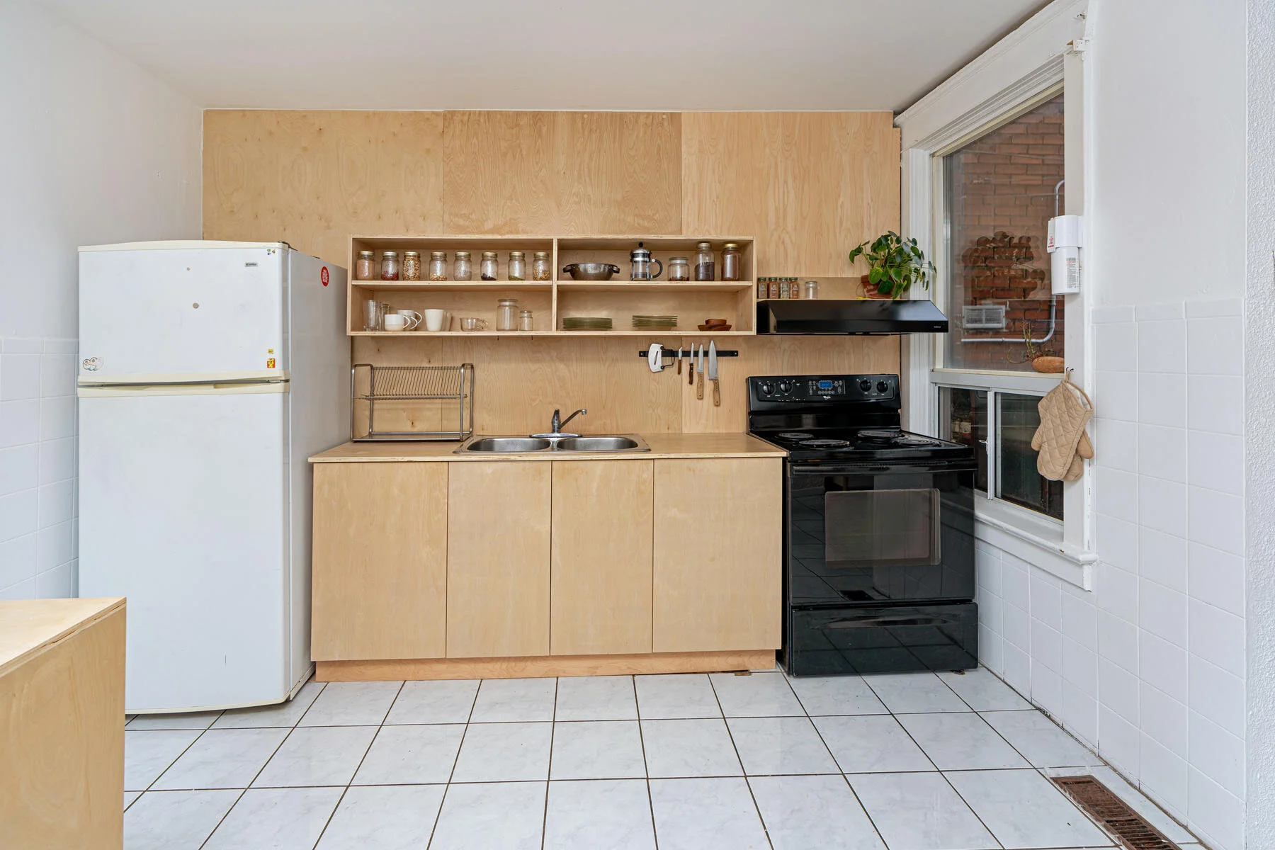 164 Essex Street Toronto ON-021-022-Kitchen-MLS_Size.jpg