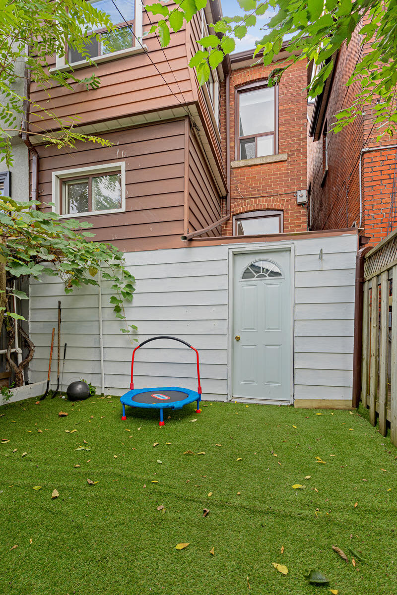 164 Essex Street Toronto ON-035-002-Yard-MLS_Size.jpg