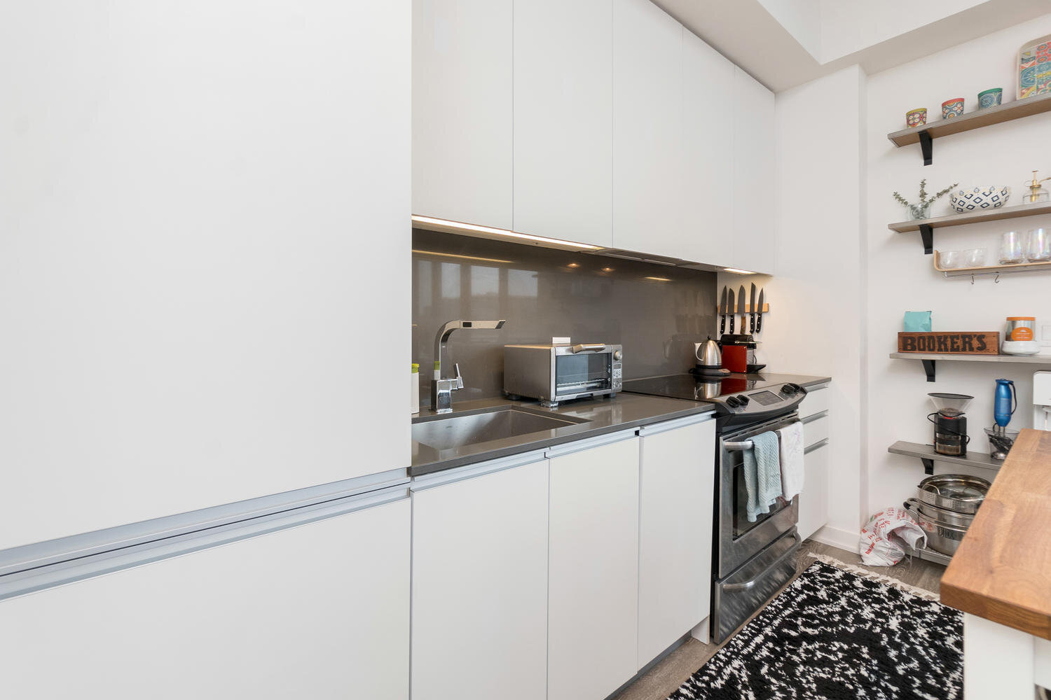 8 Gladstone Avenue 514 Toronto-large-011-004-Kitchen-1500x1000-72dpi.jpg