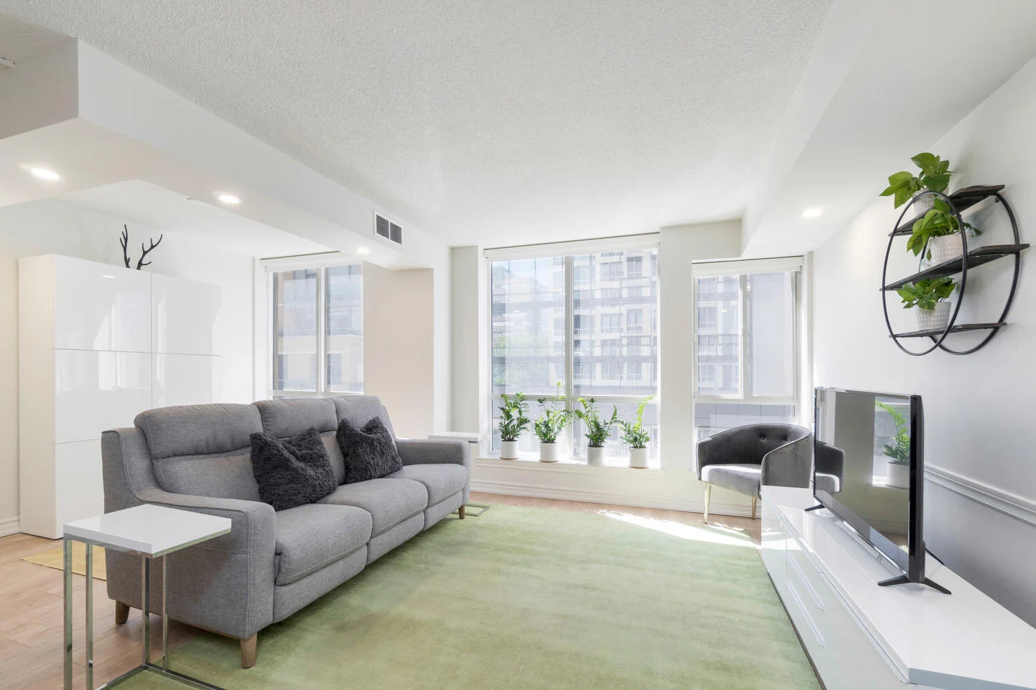 40 Scollard St Toronto ON M5R-large-012-015-Living Room-1500x1000-72dpi.jpg