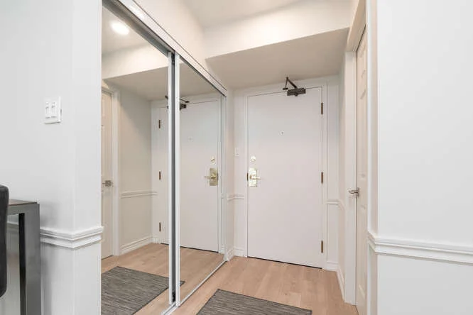 40 Scollard St Toronto ON M5R-small-004-003-Front Entry Detail-666x444-72dpi.jpg