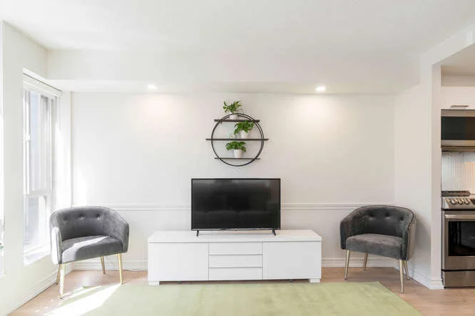 40 Scollard St Toronto ON M5R-small-015-010-Living Room-666x444-72dpi.jpg