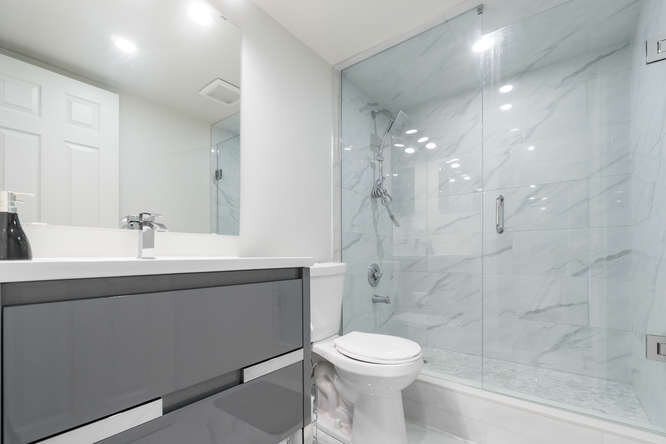 40 Scollard St Toronto ON M5R-small-017-004-Bathroom-666x444-72dpi.jpg