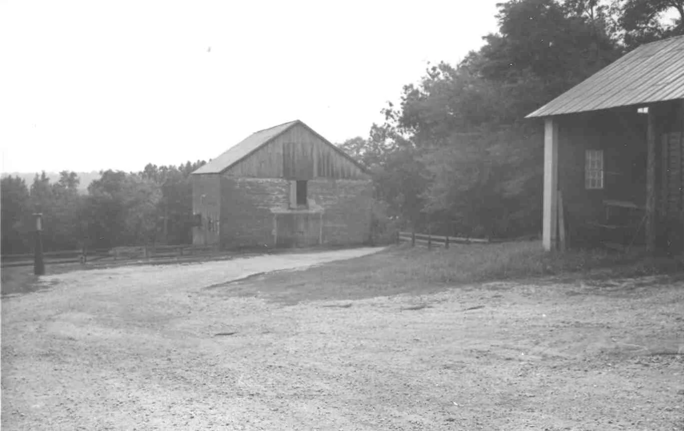 037-0077_Sabot_Hill_1968_barn_exterior_end_view.jpg
