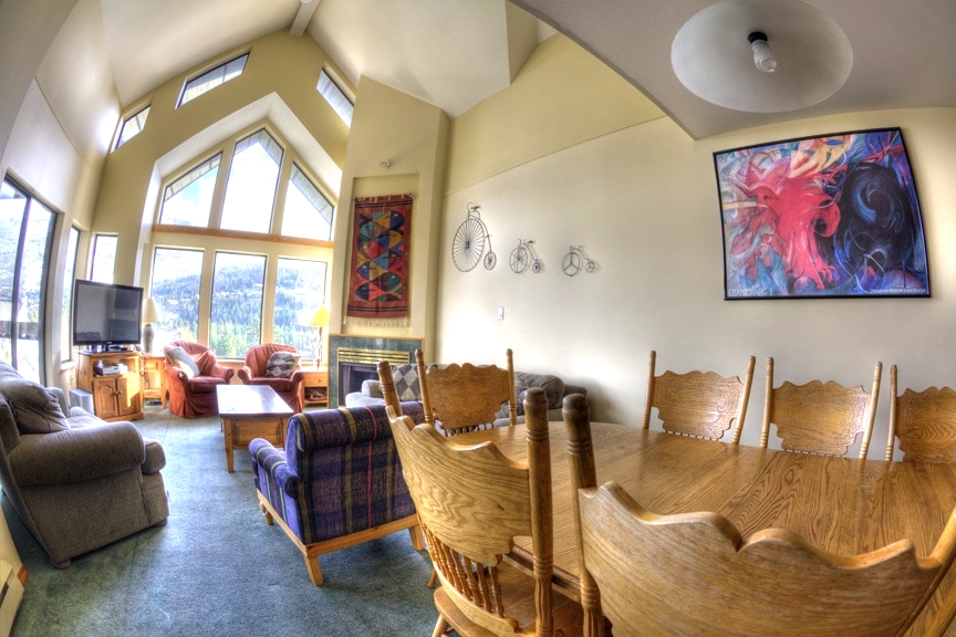 Ravenscrest East Dining Area - Ride On Whistler