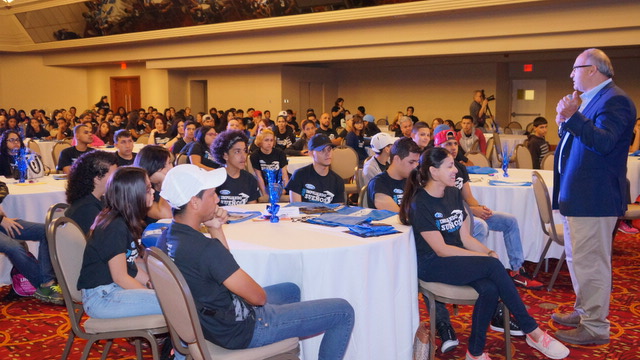 Jim Vella, presidente de Ford Motor Company Fund y Servicios Comunitarios se dirige a los jóvenes participantes del evento. (Foto: Suministrada)