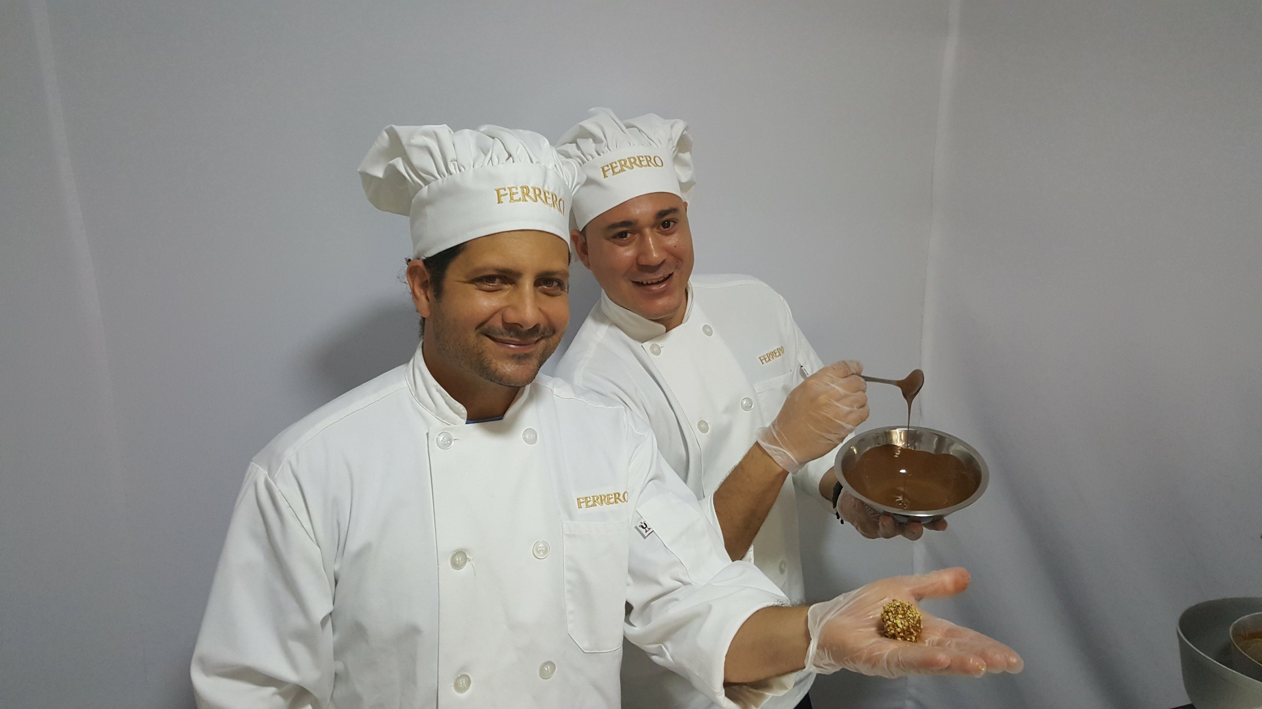 El chef Luis R. Rivera y Edgardo J. Cancel mostraron al público el proceso de confección del Ferrero Rocher. (Foto: Lillian E. Agosto Maldonado)