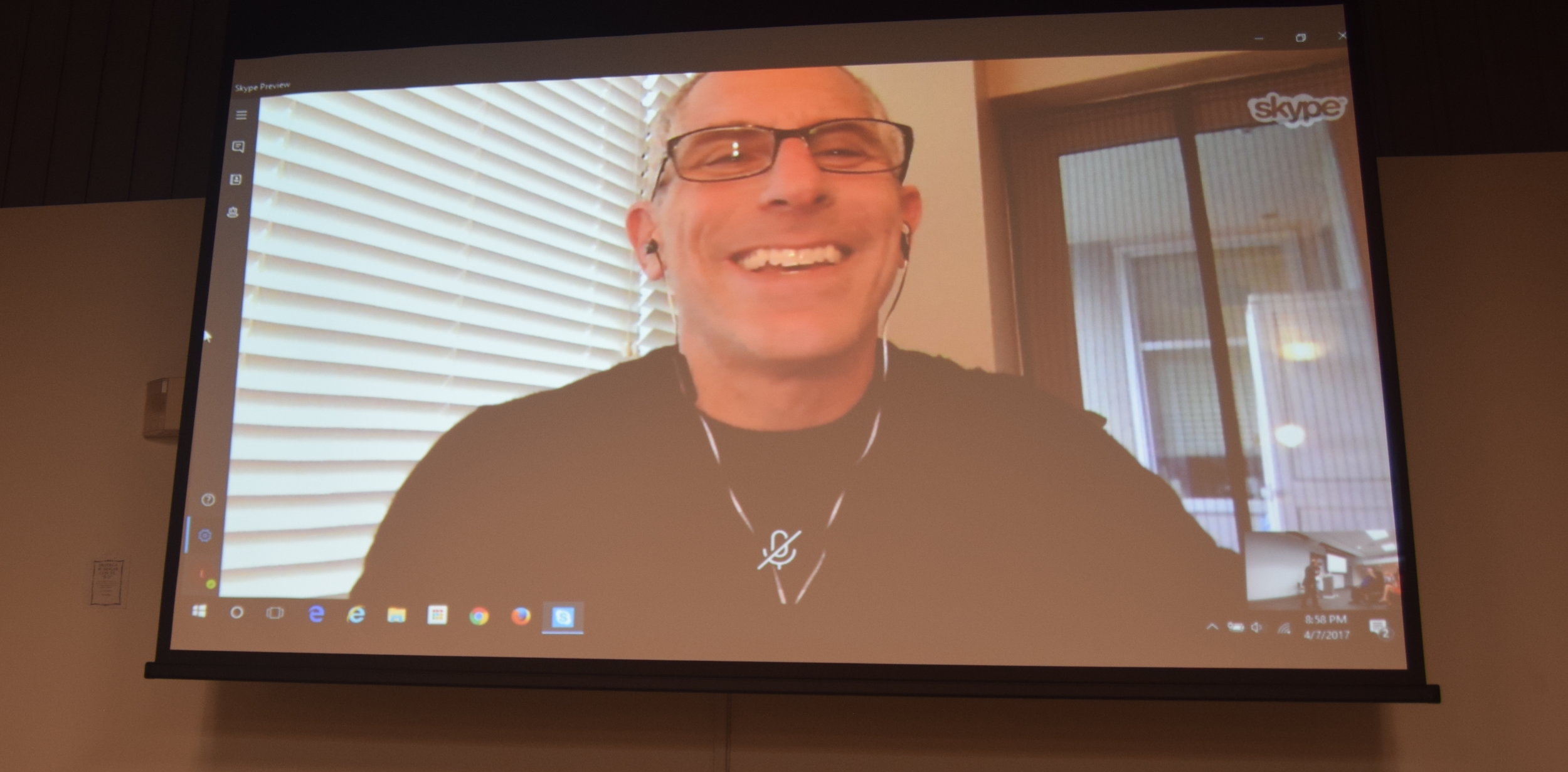 Neil Cohen se comunicó con los presentes vía Skype. (Foto: Suministrada)