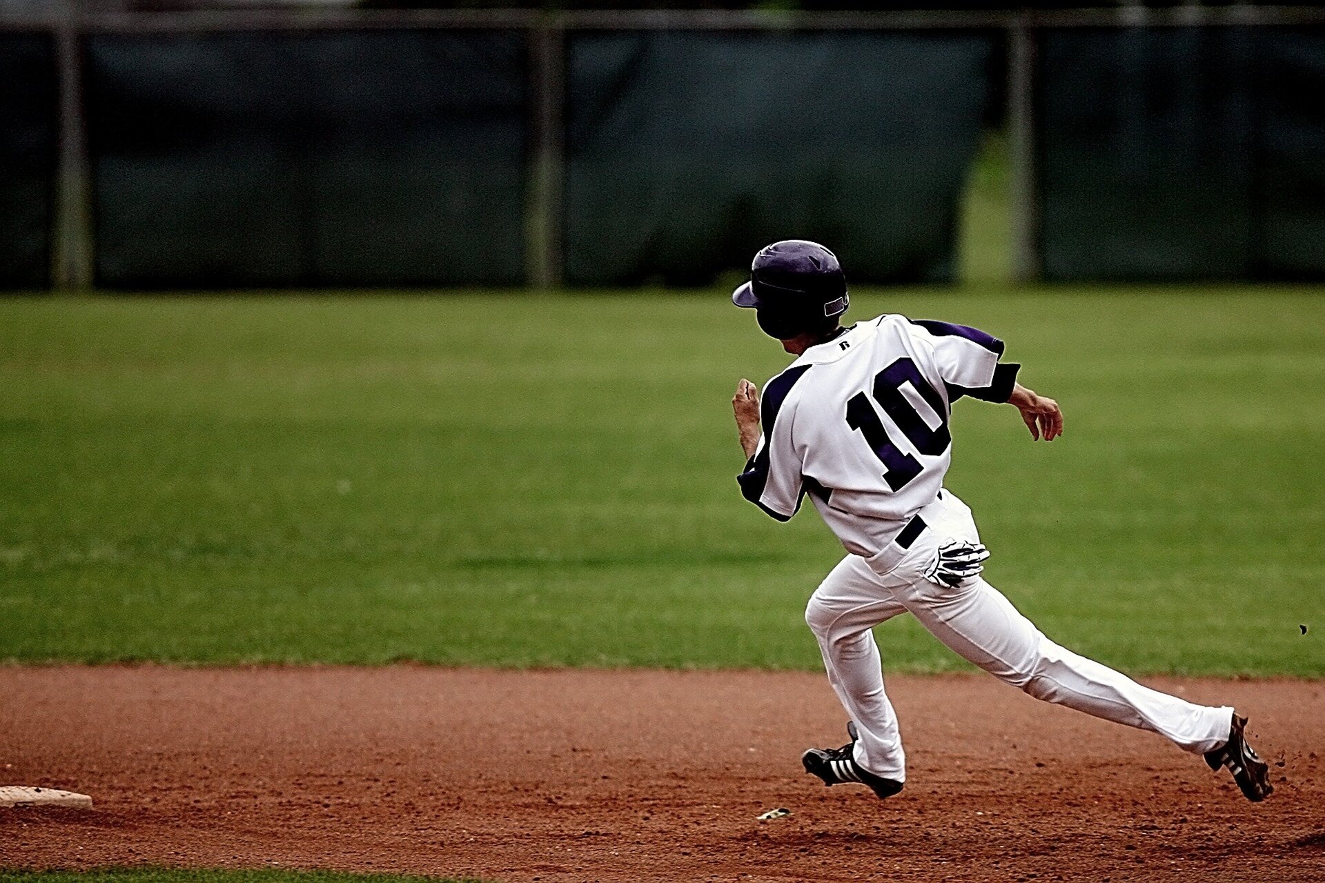 The curved run of a baseball athlete