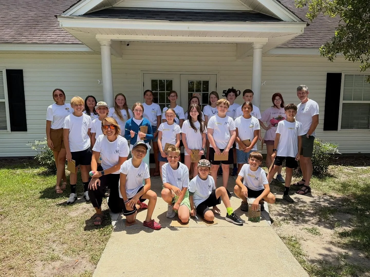 We had an amazing 3rd day with all our art campers!  Today was also camp shirt day where we asked all our campers to wear their tees made by @relicprinting 
We also took a trip outside for some nature inspiration

#artcamp #wearerichmondhill #rhgaart