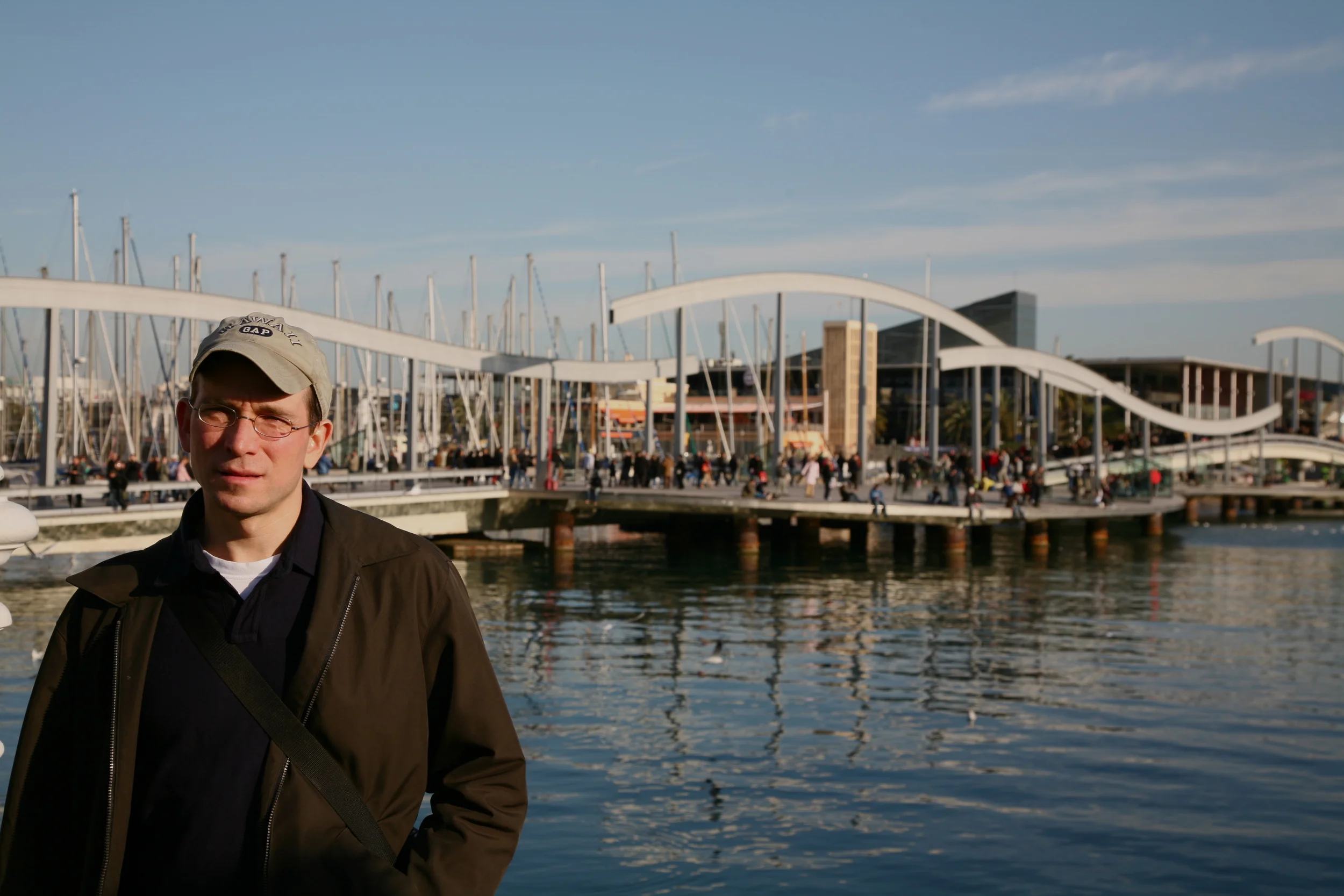  La Rambla de Mar extends into the harbour 