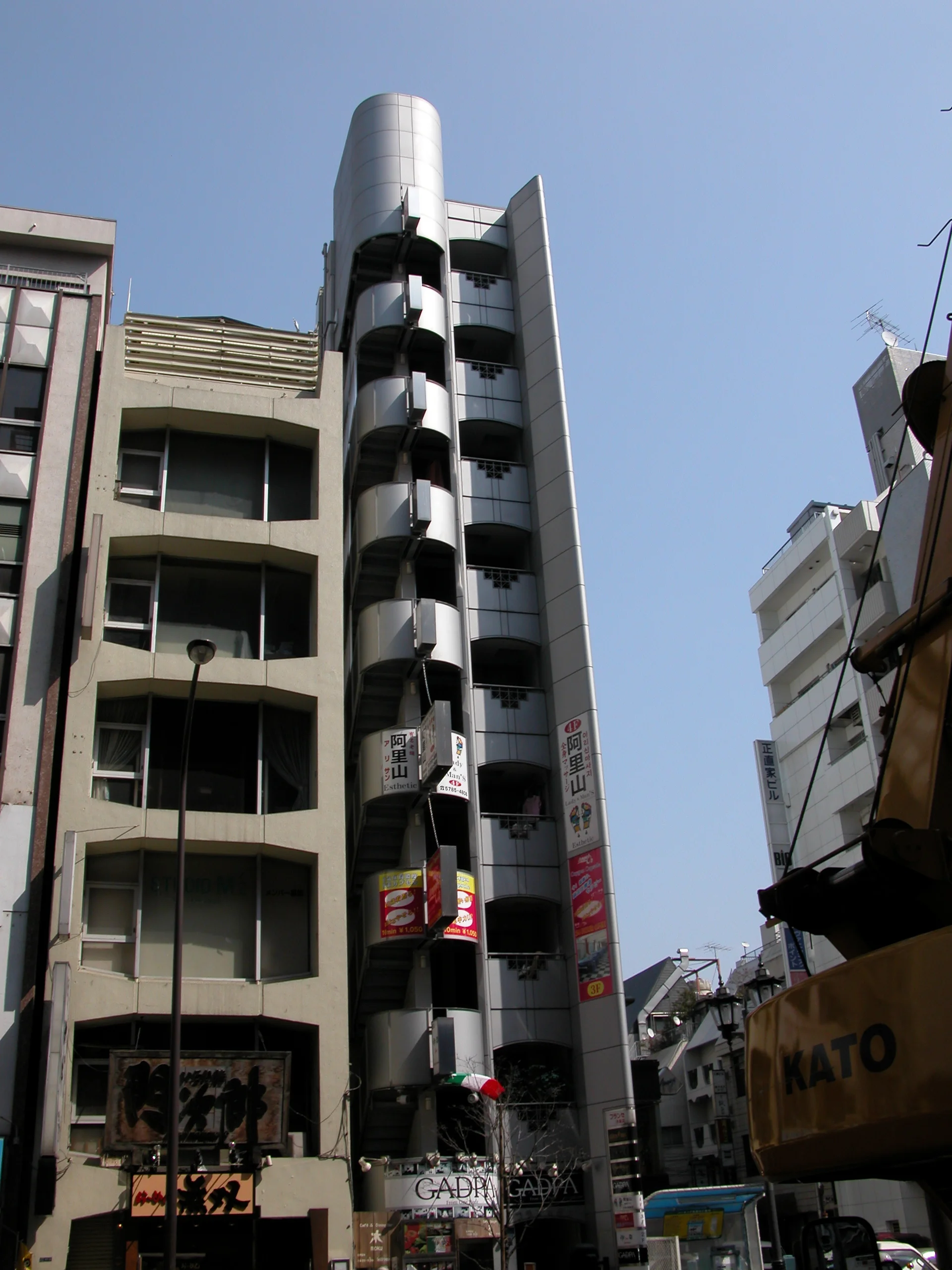  I loved the thin buildings -- this is in Roppongi 