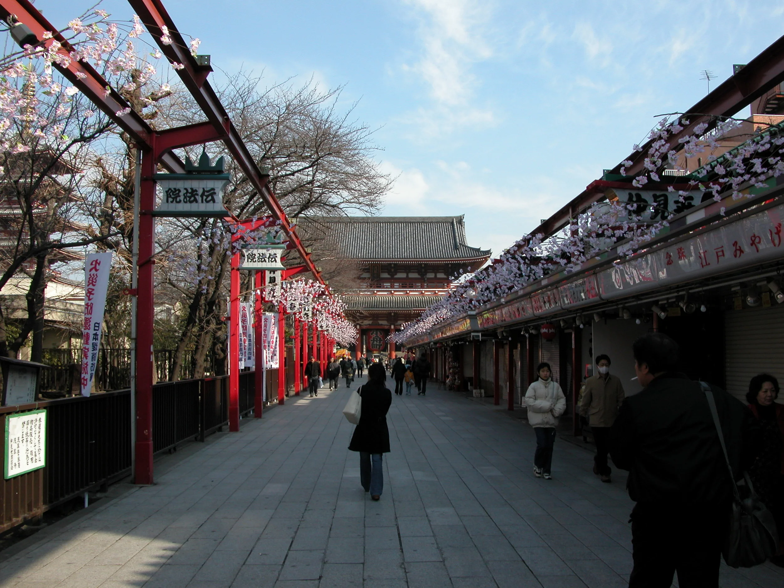  Nakamise Dora shopped lined entrance to Senso-ji 