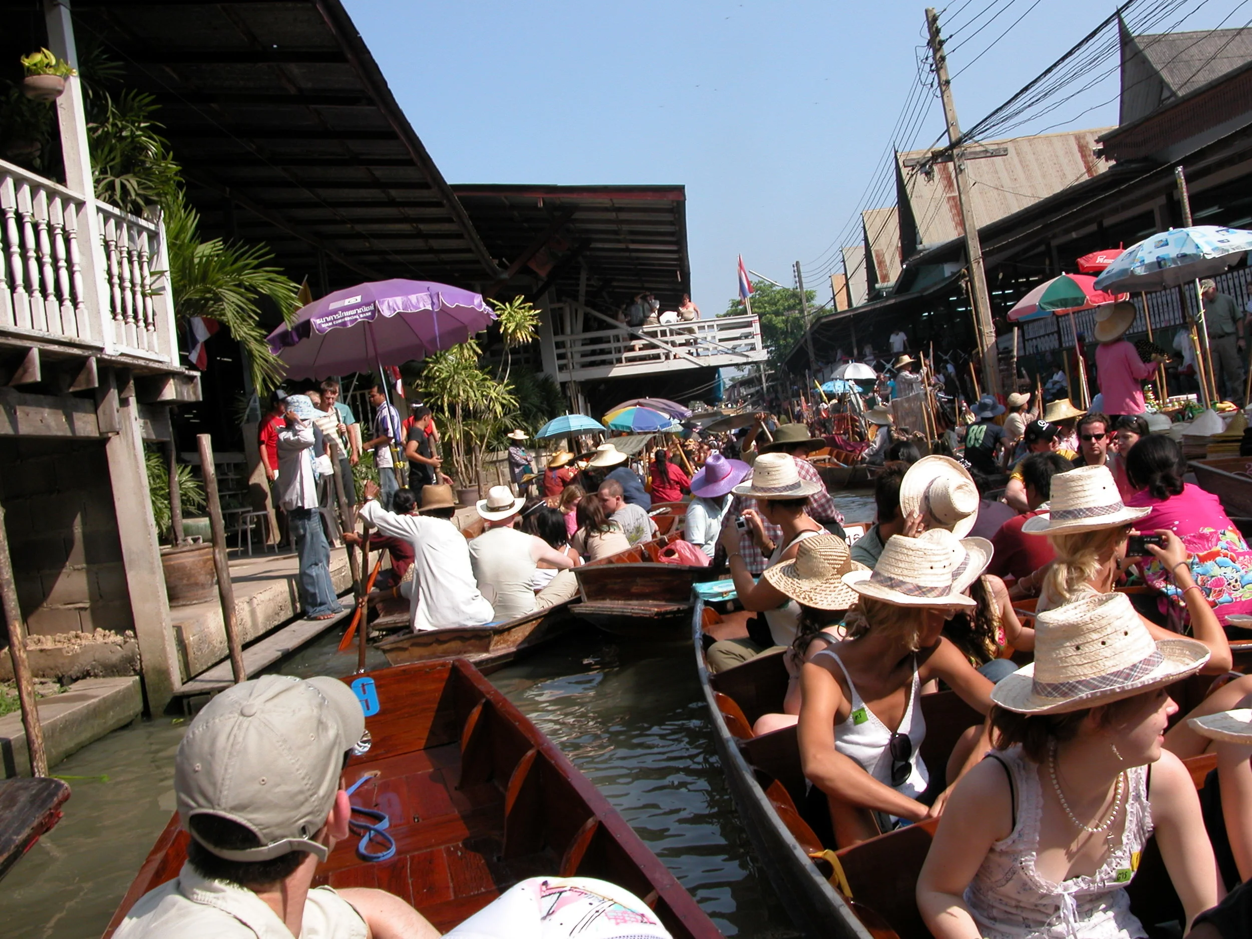 Rush hour has started by 8:00 am, our boat was stuck a few times 