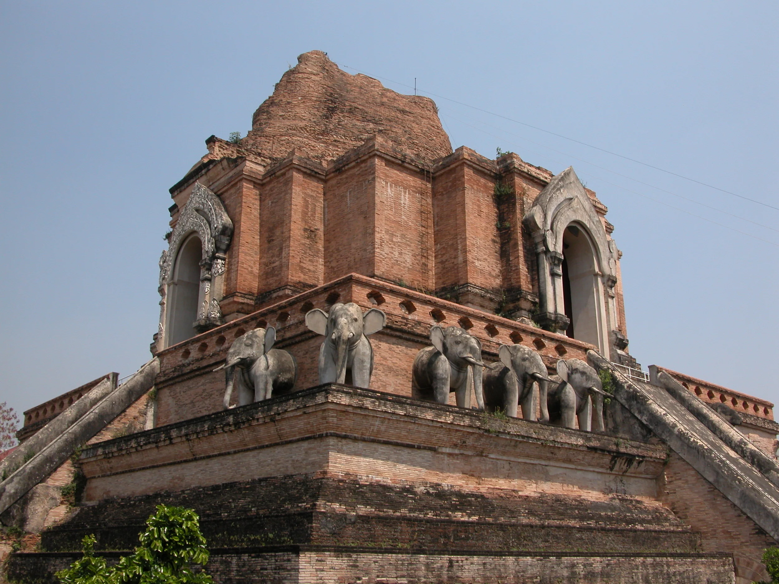  Remains of Wat Chedi Luang after 1545 quake 