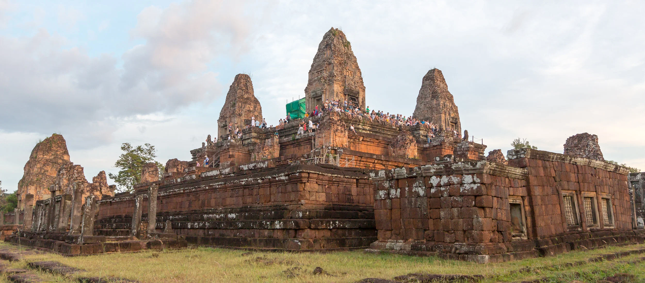 Full temple complex with run gawkers
