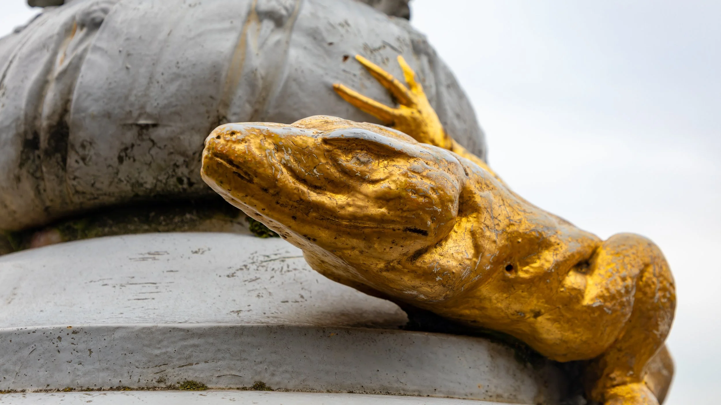  Lizards decorate the Alexandre III bridge over the Seine 