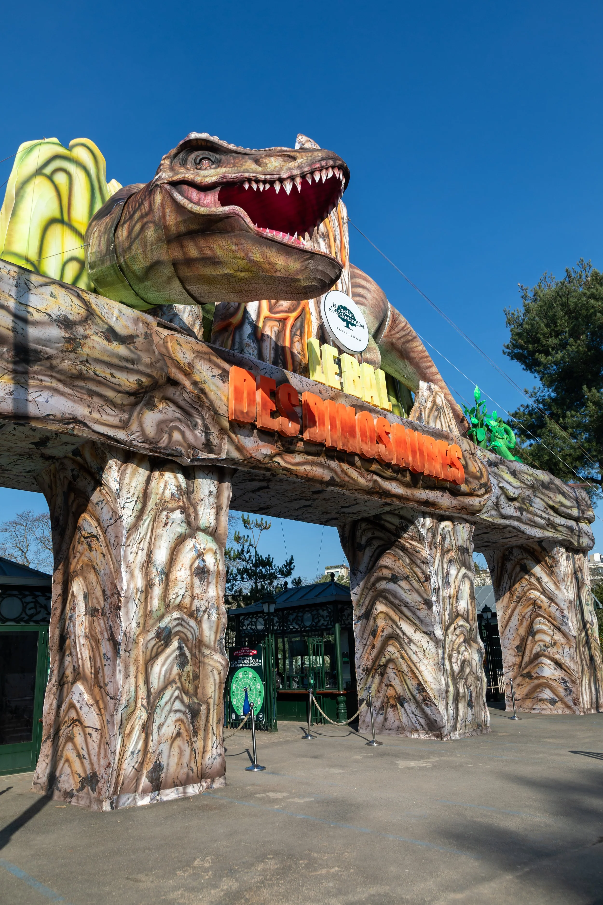  On our walk in, we discovered that the Jardin d’Acclimatation was taken over by a Dinosaur exhibit 