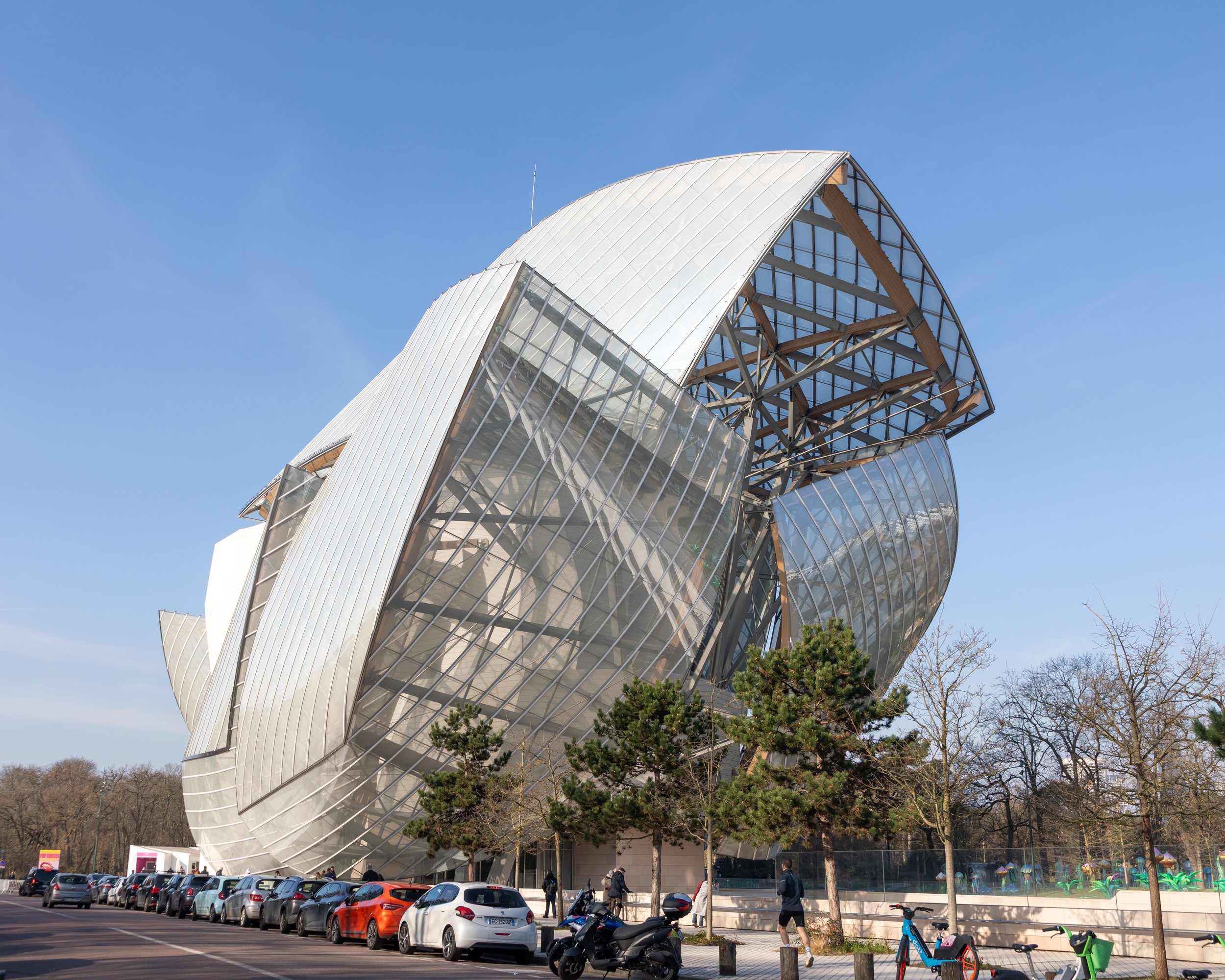  Our first view of the impressive Louis Vuitton Foundation building 