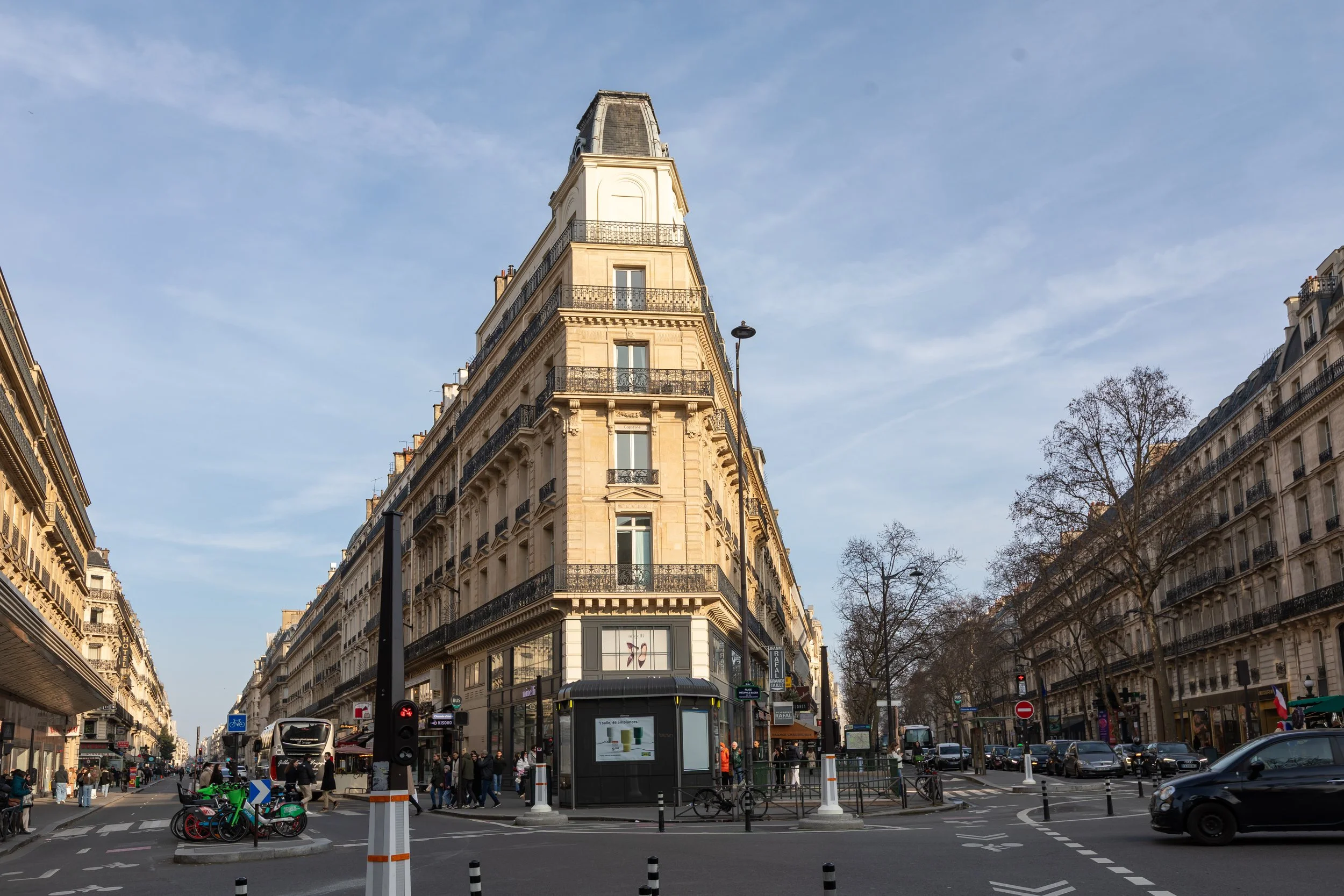  Loving the architecture of the shopping area along Haussmann 