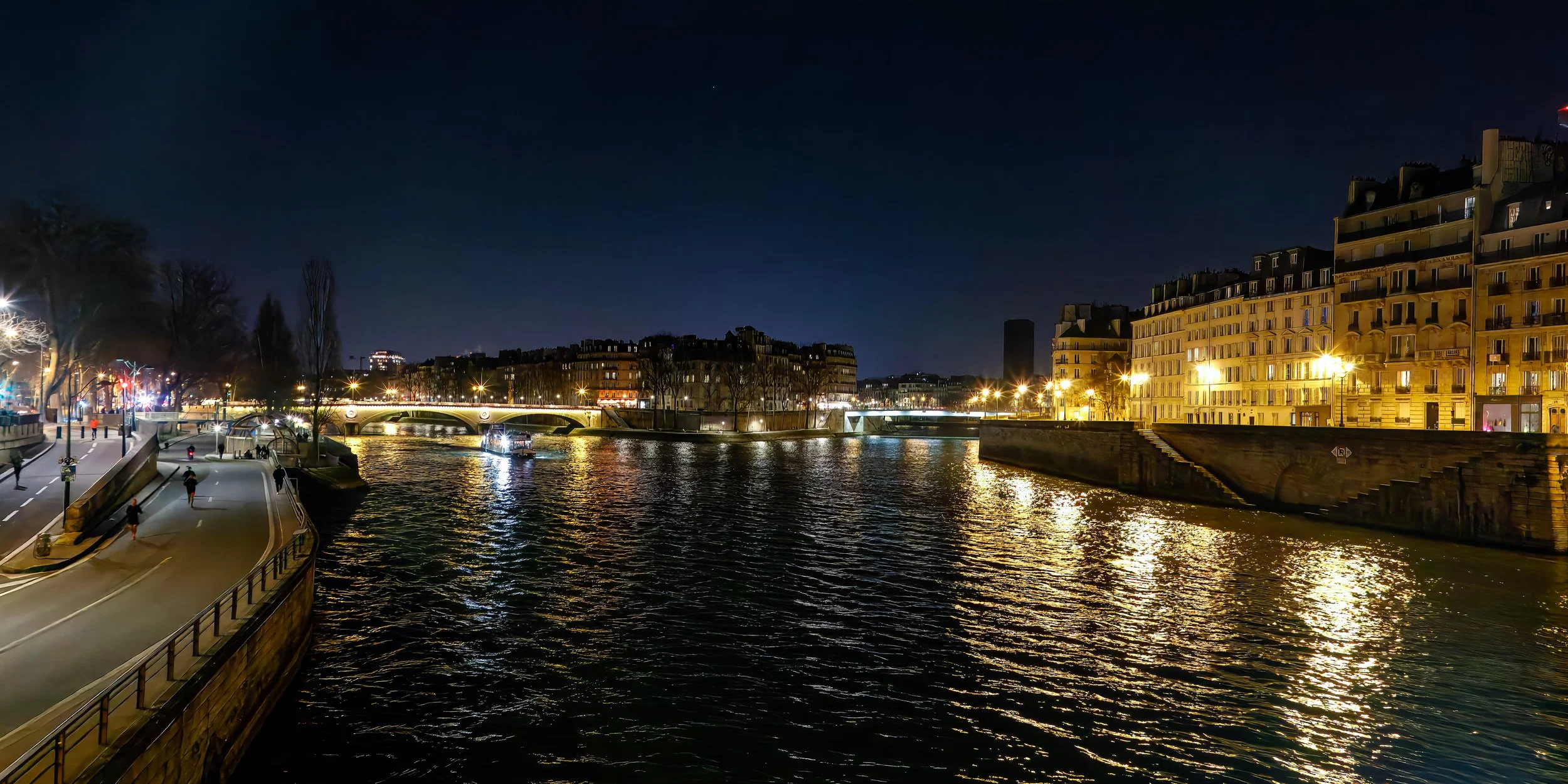  Crossing the Seine to Ile de al Cite 
